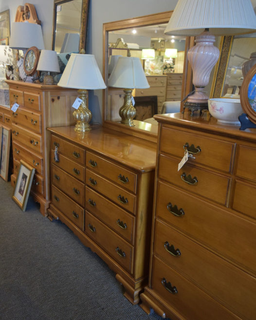 Kling Maple Dresser w/ Mirror - Image 2