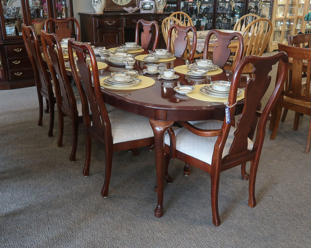 Thomasville Cherry Wood Dining Room Set