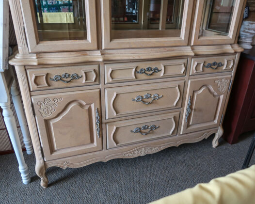 French Provincial China Cabinet - Image 3