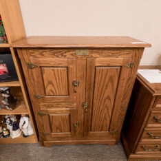 VTG White Clad Oak Ice Chest